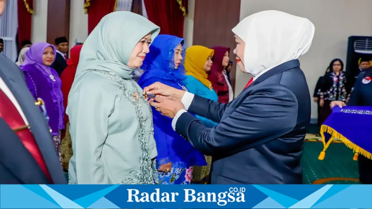 Gubernur Jatim Khofifah Indar Parawansa menyematkan Satyalancana Karya Satya kepada 467 ASN Pemprov Jatim di Gedung Negara Grahadi, Surabaya, Selasa (18/8/2026). (Foto Dok Ho/RadarBangsa.co.id)