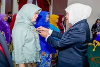 Gubernur Jatim Khofifah Indar Parawansa menyematkan Satyalancana Karya Satya kepada 467 ASN Pemprov Jatim di Gedung Negara Grahadi, Surabaya, Selasa (18/8/2026). (Foto Dok Ho/RadarBangsa.co.id)