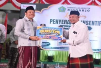 Bupati Sidoarjo H. Subandi menyerahkan insentif secara simbolis kepada guru ngaji dan guru TPQ di Pendopo Delta Wibawa, Rabu (19/8/2026) malam. (Foto Dok Ho/RadarBangsa.co.id)