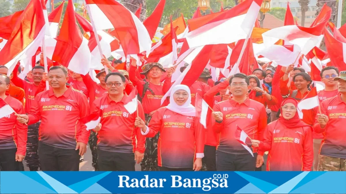 Gubernur Jawa Timur Khofifah Indar Parawansa memberangkatkan Tim Ekspedisi 81 menuju Gunung Arjuno dari Gedung Negara Grahadi, Surabaya, Sabtu (15/8). (Foto Dok Ho/RadarBangsa.co.id)