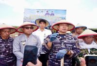 Wakil Komandan Kodaeral V Brigjen TNI (Mar) Suwandi bersama Wakil Bupati Banyuwangi Mujiono menghadiri penanaman kedelai di Desa Purwoagung, Kecamatan Tegaldlimo, Banyuwangi, Jumat (31/7/2026). Foto Dok Ho/RadarBangsa.co.id
