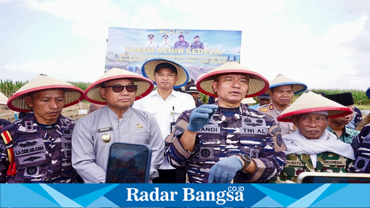 Wakil Komandan Kodaeral V Brigjen TNI (Mar) Suwandi bersama Wakil Bupati Banyuwangi Mujiono menghadiri penanaman kedelai di Desa Purwoagung, Kecamatan Tegaldlimo, Banyuwangi, Jumat (31/7/2026). Foto Dok Ho/RadarBangsa.co.id