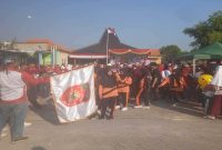 Warga mengikuti jalan sehat dalam rangka HUT ke-81 Kemerdekaan RI di Desa Tejoasri, Kecamatan Laren, Lamongan, Sabtu 8 Agustus 2026. (Foto Dok Ho/RadarBangsa.co.id)