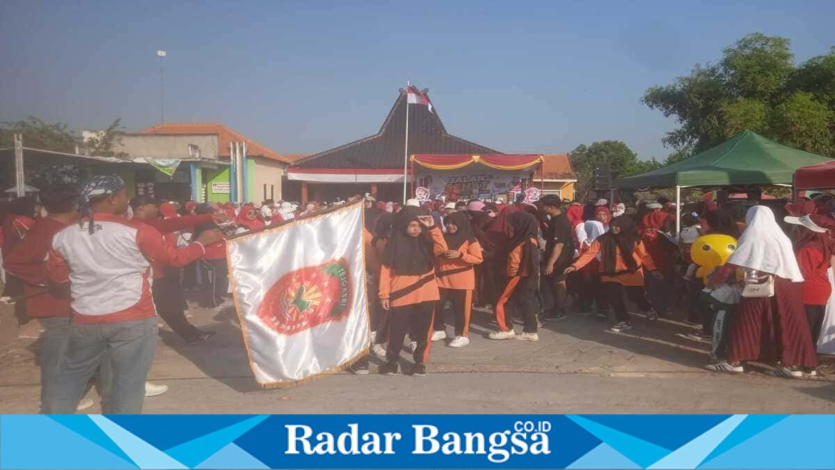 Warga mengikuti jalan sehat dalam rangka HUT ke-81 Kemerdekaan RI di Desa Tejoasri, Kecamatan Laren, Lamongan, Sabtu 8 Agustus 2026. (Foto Dok Ho/RadarBangsa.co.id)