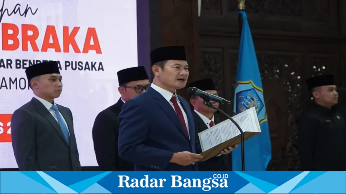 Bupati Lamongan Yuhronur Efendi saat mengukuhkan 76 anggota Paskibraka Kabupaten Lamongan tahun 2026 di Pendopo Lokatantra, Sabtu (15/8/2026). (Foto Dok Ho/RadarBangsa.co.id)