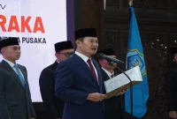 Bupati Lamongan Yuhronur Efendi saat mengukuhkan 76 anggota Paskibraka Kabupaten Lamongan tahun 2026 di Pendopo Lokatantra, Sabtu (15/8/2026). (Foto Dok Ho/RadarBangsa.co.id)