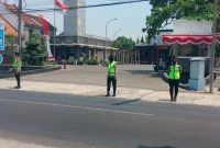 Personel Polsek Tikung bersama Polwan Polres Lamongan melakukan pengamanan dan pengaturan lalu lintas saat salat Jumat di Masjid Namira, Desa Jotosanur, Kecamatan Tikung, Lamongan, Jumat (28/8/2026). (Foto Dok Ho/RadarBangsa.co.id)