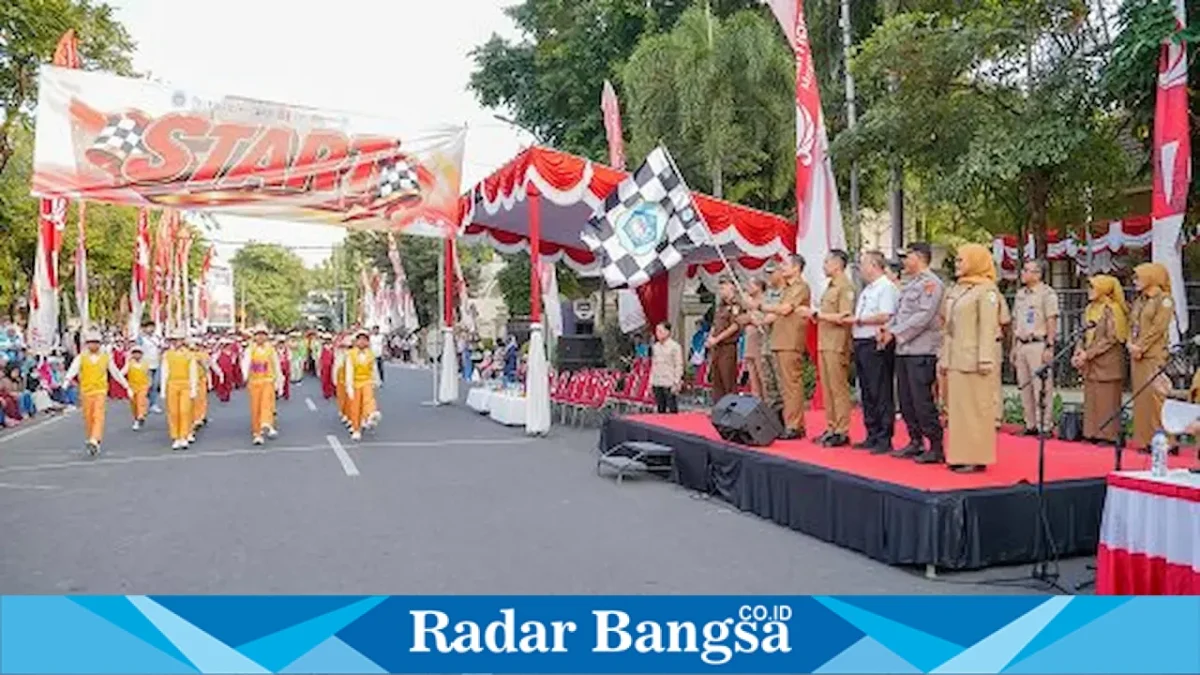 Bupati Lamongan Yuhronur Efendi memberangkatkan gerak jalan pelajar HUT ke-81 RI di depan Pendopo Lokatantra, Selasa (18/8/2026). (Foto Dok Ho/RadarBangsa.co.id)