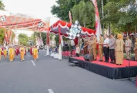 Bupati Lamongan Yuhronur Efendi memberangkatkan gerak jalan pelajar HUT ke-81 RI di depan Pendopo Lokatantra, Selasa (18/8/2026). (Foto Dok Ho/RadarBangsa.co.id)