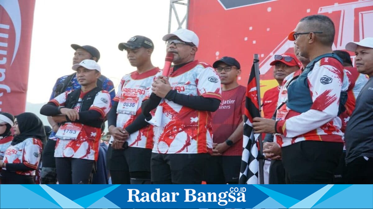 Bupati Probolinggo dr. Mohammad Haris memberikan sambutan sebelum melepas peserta Argopuro Trail Run 2026 di Bermi Eco Park, Desa Bermi, Kecamatan Krucil, Kabupaten Probolinggo, Minggu (2/8/2026). (Foto: Kominfo/Hendra Trisianto/RadarBangsa.co.id)