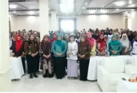 Ketua TP PKK Kabupaten Bangkalan Luthfiana Lukman Hakim bersama kader Posyandu dalam kegiatan Program Komunitas Cegah Stunting di Rose Hotel Bangkalan, Kamis (13/8/2026). (Foto Dok Ho/RadarBangsa.co.id)