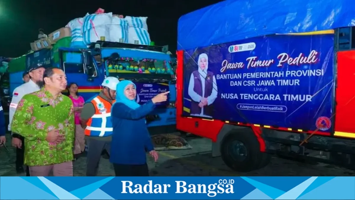Gubernur Jawa Timur Khofifah Indar Parawansa mengecek bantuan kemanusiaan untuk masyarakat terdampak gempa NTT di Pelabuhan Tanjung Perak, Surabaya, Kamis (20/8/2026). (Foto Dok Ho/RadarBangsa.co.id)