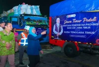 Gubernur Jawa Timur Khofifah Indar Parawansa mengecek bantuan kemanusiaan untuk masyarakat terdampak gempa NTT di Pelabuhan Tanjung Perak, Surabaya, Kamis (20/8/2026). (Foto Dok Ho/RadarBangsa.co.id)