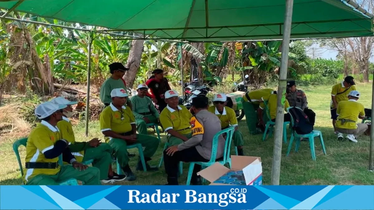 Bhabinkamtibmas Desa Laren memberikan sosialisasi layanan 110 kepada Linmas Desa Laren. (Foto Dok Ho/RadarBangsa.co.id)