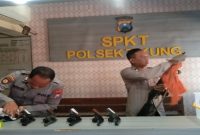 Petugas jaga siang Polsek Tikung Polres Lamongan melaksanakan serah terima tugas, kebersihan Mako serta pengecekan inventaris penjagaan dan kendaraan operasional, Selasa (11/8/2026). (Foto Dok Ho/RadarBangsa.co.id)