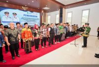Bupati Pasuruan Rusdi Sutejo mengukuhkan Tim Fasilitasi TJSL BU, Forum Kabupaten Sehat, Komite Ekonomi Kreatif, Jaringan Petani Progresif, dan lembaga terkait di Auditorium Mpu Sindok, Kamis, 30 Juli 2026. (Foto Dok Ho/RadarBangsa.co.id)