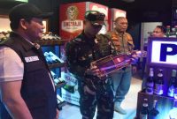 Bupati Sidoarjo Subandi memimpin sidak peredaran minuman keras dan menyegel tiga toko miras di kawasan Kahuripan Nirwana Village, Sidoarjo, Jumat, 31 Juli 2026. (Foto Dok Ho/RadarBangsa.co.id)
