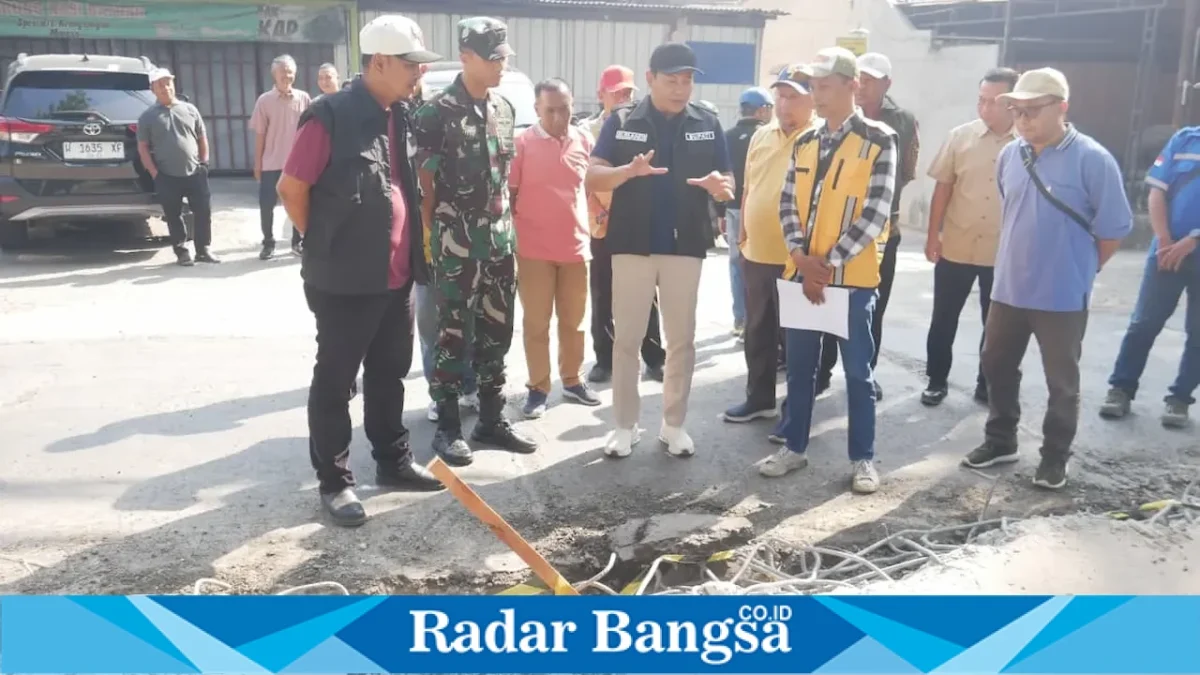 Bupati Sidoarjo Subandi melakukan sidak proyek betonisasi Jalan Krian–RPH–Kemangsen, Selasa (25/8/2026). (Foto Dok Ho/RadarBangsa.co.id)