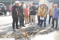 Bupati Sidoarjo Subandi melakukan sidak proyek betonisasi Jalan Krian–RPH–Kemangsen, Selasa (25/8/2026). (Foto Dok Ho/RadarBangsa.co.id)