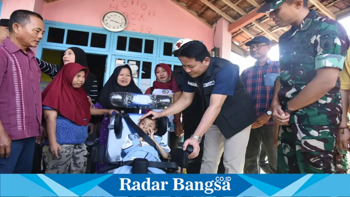 Bupati Sidoarjo Subandi saat memberikan bantuan kursi roda kepada Syarif di Desa Segodobacang, Kecamatan Tarik, Selasa (25/8/2026). (Foto Dok Ho/RadarBangsa.co.id)