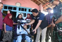 Bupati Sidoarjo Subandi saat memberikan bantuan kursi roda kepada Syarif di Desa Segodobacang, Kecamatan Tarik, Selasa (25/8/2026). (Foto Dok Ho/RadarBangsa.co.id)