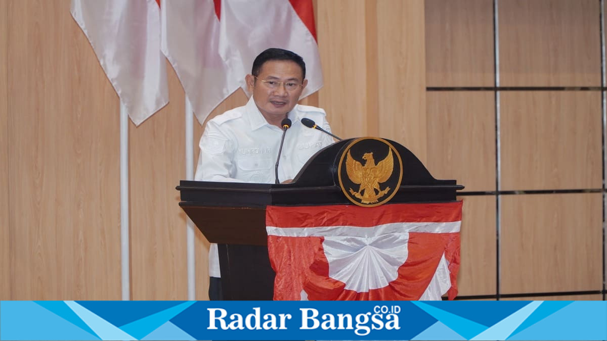 Bupati Lamongan Yuhronur Efendi menyampaikan pengantar Rancangan Perubahan KUA-PPAS Tahun Anggaran 2026 pada Rapat Paripurna DPRD Kabupaten Lamongan, Rabu (5/8). (Foto Dok Ho/RadarBangsa.co.id)