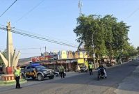 Kapolsek Laren AKP Anang Purwo Wiodo bersama personel melaksanakan Commander West Pagi dengan pengaturan lalu lintas di Simpang 5 Pasar Laren dan depan SMPN 1 Laren, Selasa (4/8/2026). (Foto Dok Ho/RadarBangsa.co.id).