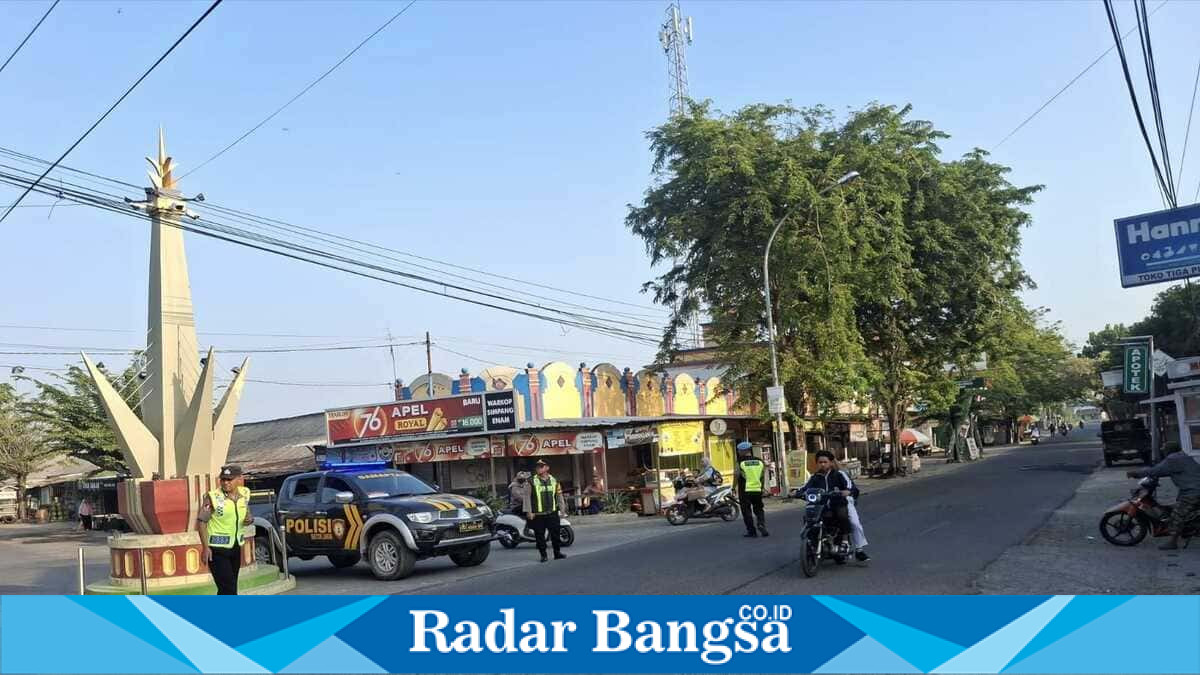 Kapolsek Laren AKP Anang Purwo Wiodo bersama personel melaksanakan Commander West Pagi dengan pengaturan lalu lintas di Simpang 5 Pasar Laren dan depan SMPN 1 Laren, Selasa (4/8/2026). (Foto Dok Ho/RadarBangsa.co.id).