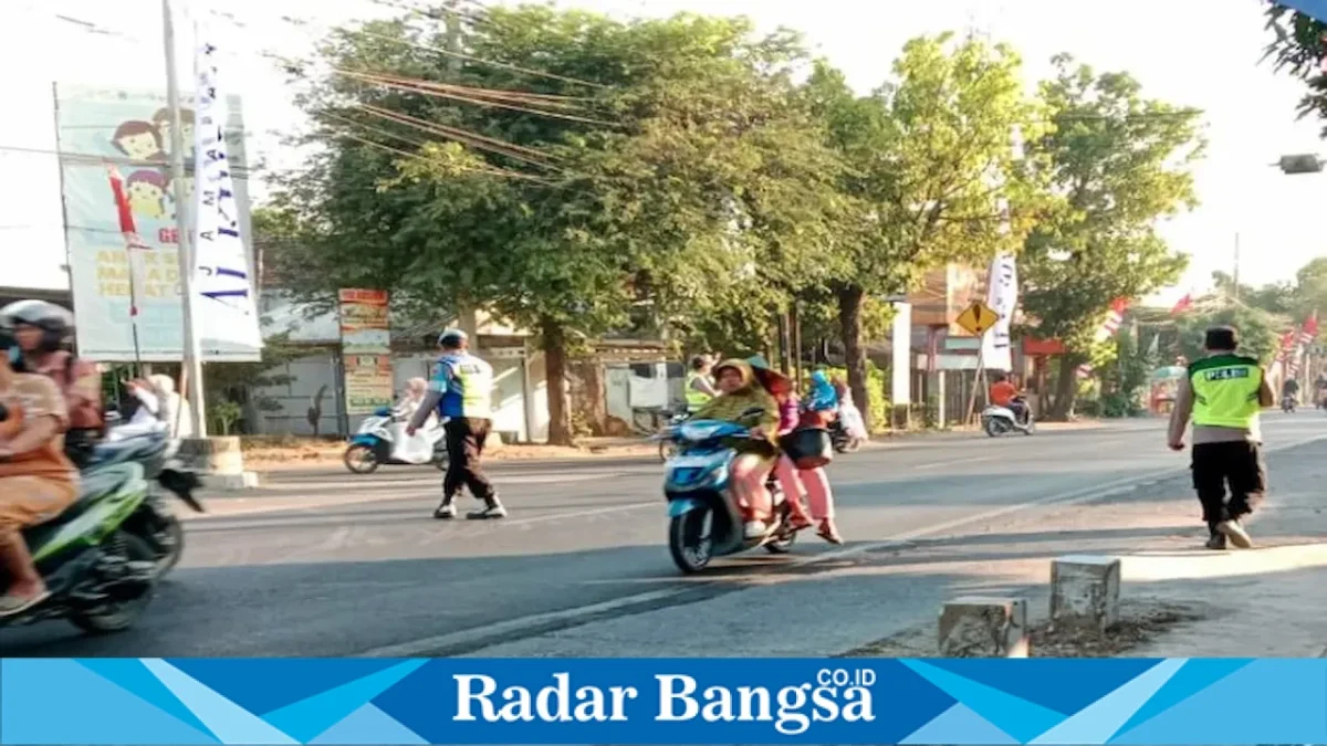 Personel Polsek Tikung saat melaksanakan Commander Wish pagi dan mengatur arus lalu lintas di wilayah Kecamatan Tikung, Lamongan, Jumat (28/8/2026). (Foto Dok Ho/RadarBangsa.co.id)