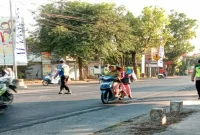 Personel Polsek Tikung saat melaksanakan Commander Wish pagi dan mengatur arus lalu lintas di wilayah Kecamatan Tikung, Lamongan, Jumat (28/8/2026). (Foto Dok Ho/RadarBangsa.co.id)