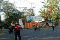 Personel Polsek Tikung melaksanakan Commander Wish Pagi dengan pengaturan lalu lintas di salah satu persimpangan wilayah Kecamatan Tikung, Lamongan, Kamis (6/8/2026). (Foto Dok Ho/RadarBangsa.co.id)