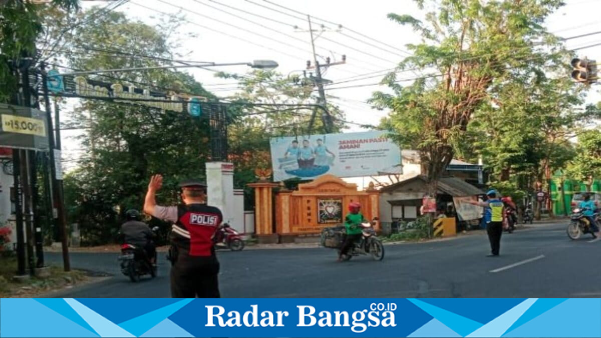 Personel Polsek Tikung melaksanakan Commander Wish Pagi dengan pengaturan lalu lintas di salah satu persimpangan wilayah Kecamatan Tikung, Lamongan, Kamis (6/8/2026). (Foto Dok Ho/RadarBangsa.co.id)