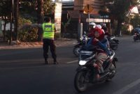 Personel Polsek Tikung melaksanakan kegiatan Commanderwish pagi di Simpang Tiga Dusun Pule, Simpang Tiga depan Mako Polsek Tikung, dan depan SMP Negeri Tikung, Senin (3/8/2026). (Foto Dok Ho/RadarBangsa.co.id).
