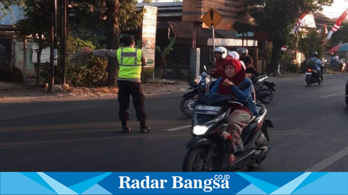 Personel Polsek Tikung melaksanakan kegiatan Commanderwish pagi di Simpang Tiga Dusun Pule, Simpang Tiga depan Mako Polsek Tikung, dan depan SMP Negeri Tikung, Senin (3/8/2026). (Foto Dok Ho/RadarBangsa.co.id).
