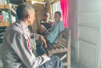 Polisi saat melaksanakan patroli dialogis dan memberikan imbauan pencegahan curanmor kepada warga Desa Brangsi, Laren, Rabu (19/8/2026). (Foto Dok Ho/RadarBangsa.co.id)