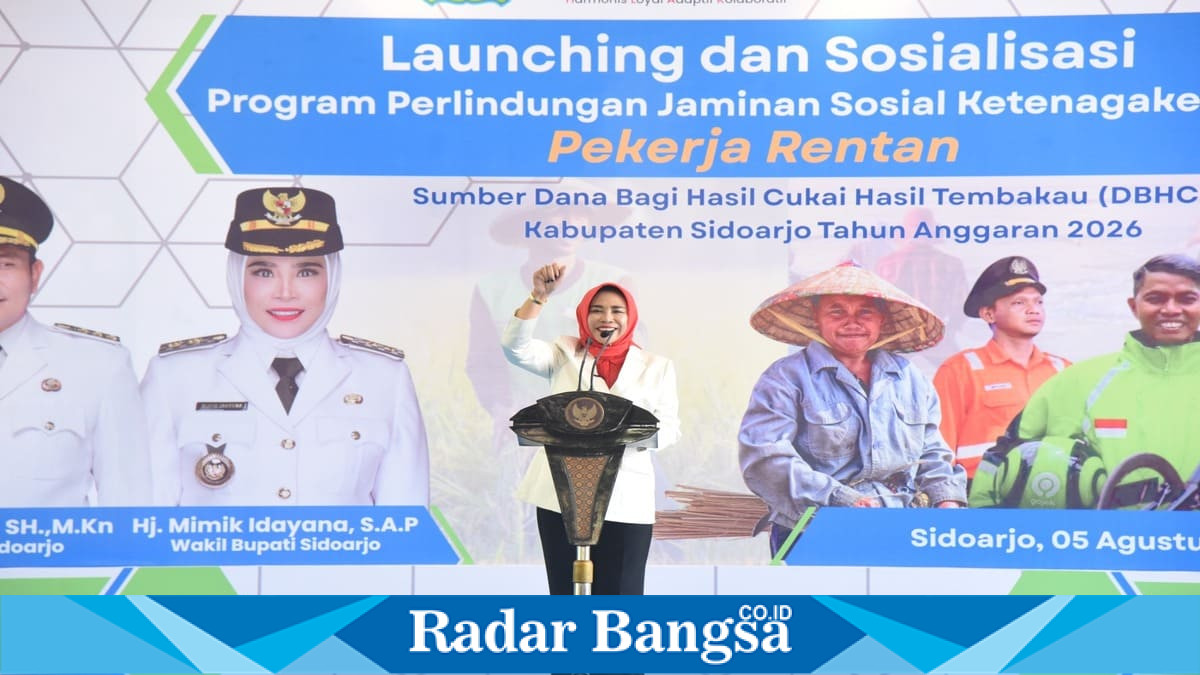 Wakil Bupati Sidoarjo Hj. Mimik Idayana menyerahkan kartu kepesertaan BPJS Ketenagakerjaan kepada perwakilan pekerja rentan di Pendopo Delta Wibawa, Sidoarjo, Rabu (5/8/2026). (Foto Dok Ho/RadarBangsa.co.id).