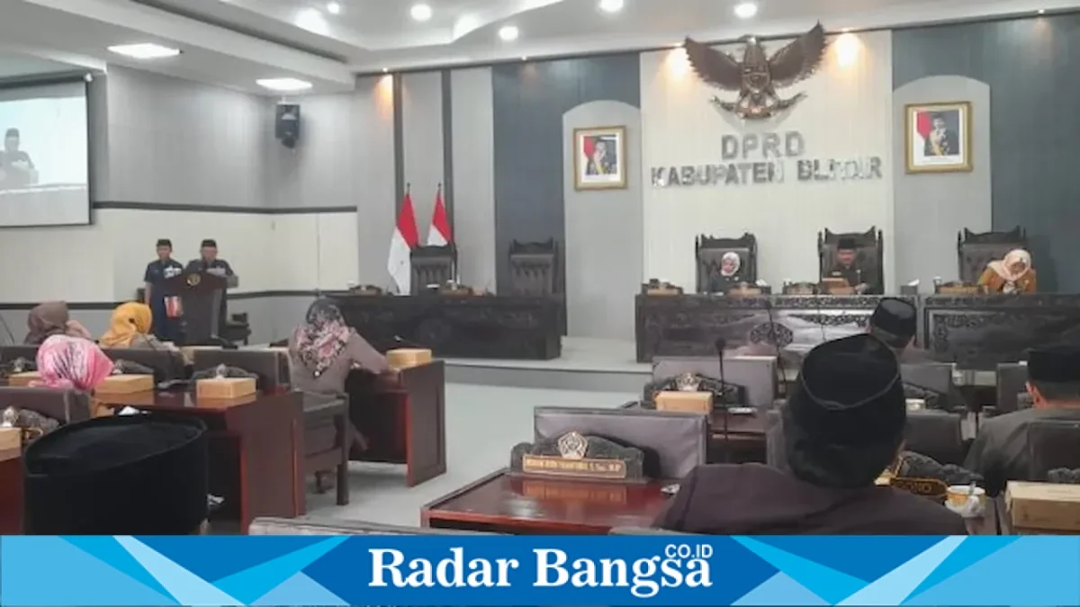 Wakil Ketua DPRD Kabupaten Blitar Ratna Dewi Nirwana Sari memimpin Sidang Paripurna penyampaian penjelasan Perubahan KUA-PPAS Tahun Anggaran 2026 di Gedung Graha Paripurna DPRD Kabupaten Blitar, Jumat (21/8/2026). (Foto Dok Ho/RadarBangsa.co.id)