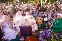 Gubernur Jawa Timur Khofifah Indar Parawansa bersama masyarakat saat dzikir dan sholawat menyambut HUT ke-81 RI di Gedung Negara Grahadi Surabaya, Sabtu (8/8/2026). (Foto Dok Ho/RadarBangsa.co.id)