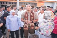 Gubernur Jawa Timur Khofifah Indar Parawansa mendampingi Menko Infra Agus Harimurti Yudhoyono saat meresmikan program pengentasan kawasan permukiman kumuh terpadu di Desa Campurejo, Kecamatan Panceng, Kabupaten Gresik, Sabtu (1/8). Foto Dok Ho/RadarBangsa.co.id