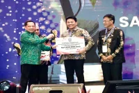 Bupati Sidoarjo Subandi menerima penghargaan pengelolaan sampah dan lingkungan dari Mendagri Muhammad Tito Karnavian di Nusa Dua Convention Centre, Bali, Jumat (28/8/2026). (Foto: Pemkab Sidoarjo/RadarBangsa.co.id)