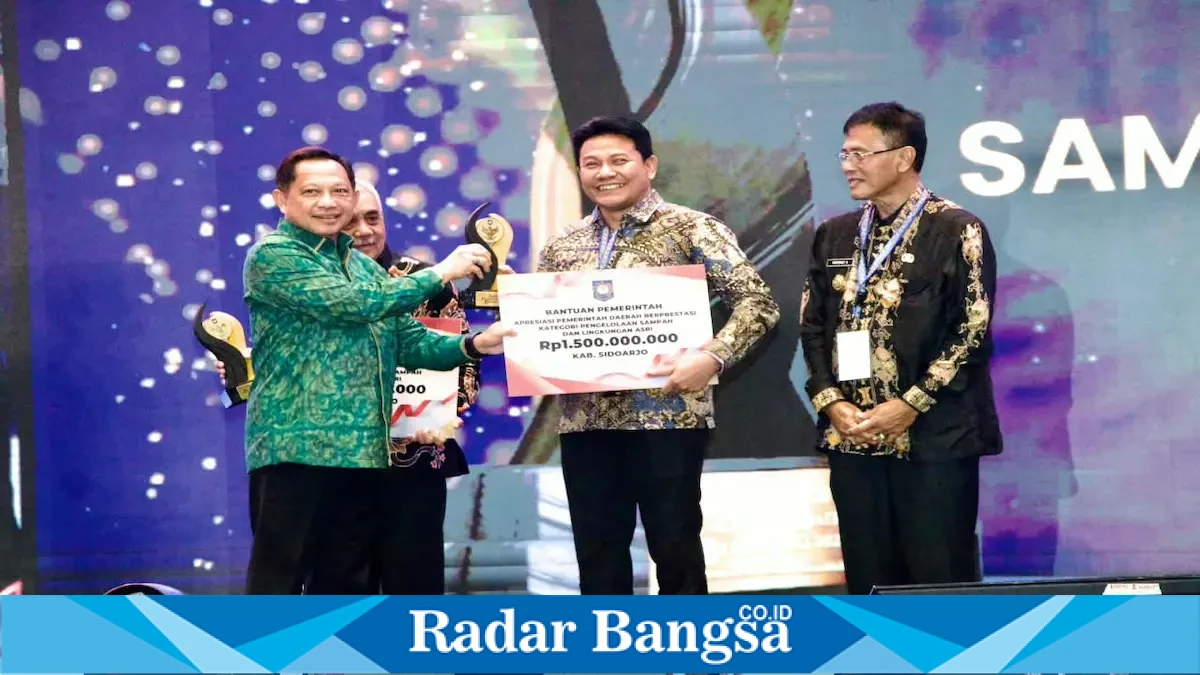 Bupati Sidoarjo Subandi menerima penghargaan pengelolaan sampah dan lingkungan dari Mendagri Muhammad Tito Karnavian di Nusa Dua Convention Centre, Bali, Jumat (28/8/2026). (Foto: Pemkab Sidoarjo/RadarBangsa.co.id)