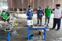 Tim ITS menyerahkan dan mendemonstrasikan mesin pirolisis kepada Pemerintah Desa Randupitu di TPS 3R Pempes Community, Kecamatan Gempol, Kabupaten Pasuruan, Rabu (5/8/2026). (Foto Dok Ho/RadarBangsa.co.id).