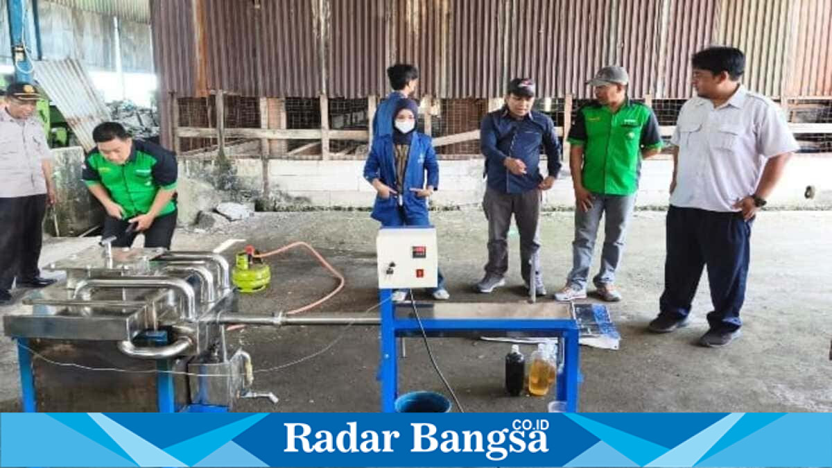 Tim ITS menyerahkan dan mendemonstrasikan mesin pirolisis kepada Pemerintah Desa Randupitu di TPS 3R Pempes Community, Kecamatan Gempol, Kabupaten Pasuruan, Rabu (5/8/2026). (Foto Dok Ho/RadarBangsa.co.id).