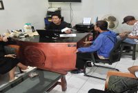 Kuasa hukum LBH Ratu Adil mendampingi karyawan outlet minuman melaporkan dugaan penganiayaan dan pemerasan di Polsek Semarang Barat, Senin (3/8/2026). (Foto Dok Ho/RadarBangsa.co.id).