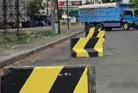 Petugas Dishub Kabupaten Pasuruan memasang barrier beton di ruas Jalan Bundaran Apollo, Gempol, Senin (3/8/2026), untuk mencegah parkir liar kendaraan besar. (Foto Dok Ho/RadarBangsa.co.id)