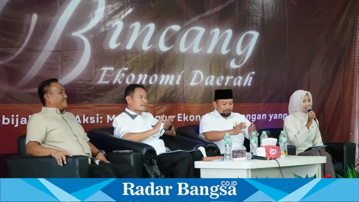Bupati Yes saat berdialog dengan mahasiswa UNISLA, Senin (31/8). (Dok Ho/RadarBangsa.co.id)
