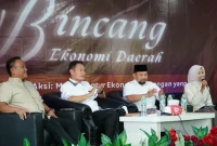 Bupati Yes saat berdialog dengan mahasiswa UNISLA, Senin (31/8). (Dok Ho/RadarBangsa.co.id)