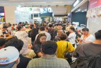 Pengunjung memadati Food & Hospitality Indonesia (FHI) 2026 di Jakarta International Expo (JIExpo) Kemayoran, Jakarta, 21–24 Juli 2026. Pameran ini diikuti 576 perusahaan dari 33 negara dan menarik lebih dari 34.000 pengunjung profesional. (Foto Dok Ho/RadarBangsa.co.id).