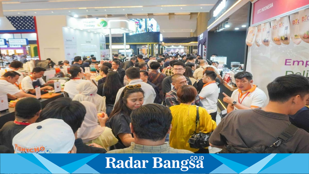Pengunjung memadati Food & Hospitality Indonesia (FHI) 2026 di Jakarta International Expo (JIExpo) Kemayoran, Jakarta, 21–24 Juli 2026. Pameran ini diikuti 576 perusahaan dari 33 negara dan menarik lebih dari 34.000 pengunjung profesional. (Foto Dok Ho/RadarBangsa.co.id).