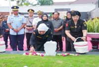 Gubernur Jawa Timur Khofifah Indar Parawansa bersama Destry Damayanti mengikuti ziarah dan tabur bunga pada Peringatan Hari Peristiwa Pertempuran 31 Juli 1947 di Monumen Pahlawan TRIP, Kota Malang, Jumat (31/7). Foto Dok Ho/RadarBangsa.co.id